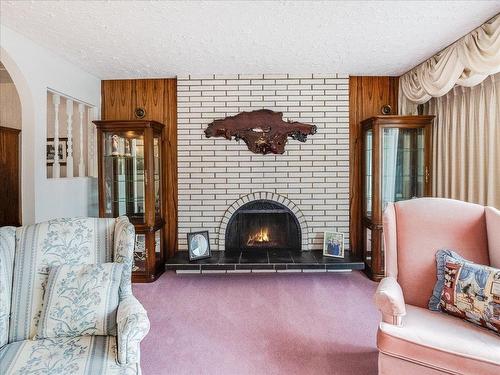 1731 Barrett Drive, Fruitvale, BC - Indoor Photo Showing Living Room With Fireplace