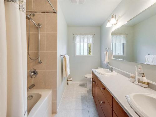 1731 Barrett Drive, Fruitvale, BC - Indoor Photo Showing Bathroom