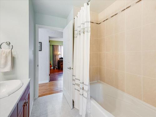 1731 Barrett Drive, Fruitvale, BC - Indoor Photo Showing Bathroom