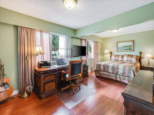 1731 Barrett Drive, Fruitvale, BC - Indoor Photo Showing Bedroom