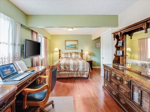 1731 Barrett Drive, Fruitvale, BC - Indoor Photo Showing Bedroom