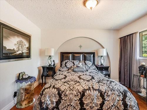 1731 Barrett Drive, Fruitvale, BC - Indoor Photo Showing Bedroom