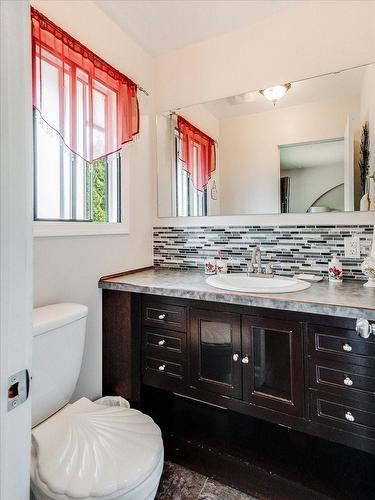 1731 Barrett Drive, Fruitvale, BC - Indoor Photo Showing Bathroom