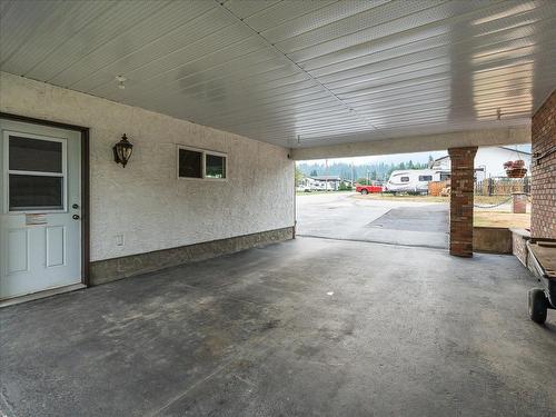 1731 Barrett Drive, Fruitvale, BC - Outdoor With Exterior