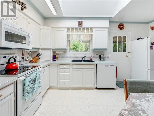 1731 Barrett  Drive, Fruitvale, BC - Indoor Photo Showing Kitchen With Double Sink