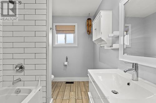 54 Coral Drive, Hamilton (Lawfield), ON - Indoor Photo Showing Bathroom