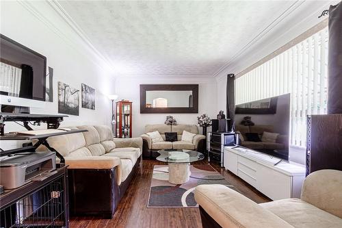 233 Coronation Avenue, Hamilton, ON - Indoor Photo Showing Living Room