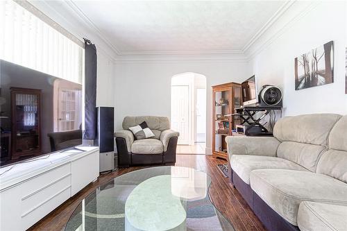 233 Coronation Avenue, Hamilton, ON - Indoor Photo Showing Living Room