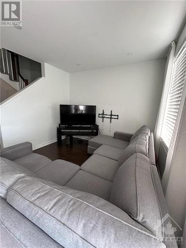 229C Shinny Avenue, Ottawa, ON - Indoor Photo Showing Living Room