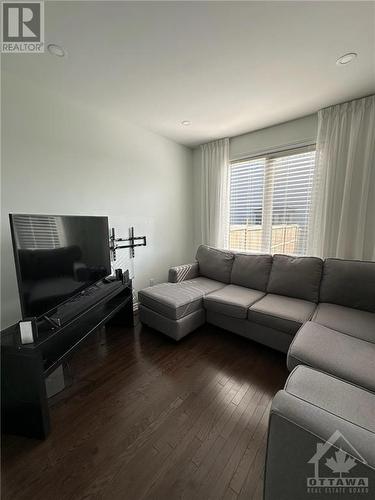 229C Shinny Avenue, Ottawa, ON - Indoor Photo Showing Living Room