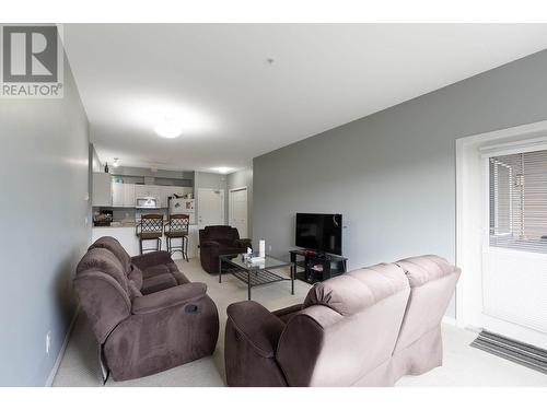 770 Rutland Road N Unit# 307, Kelowna, BC - Indoor Photo Showing Living Room