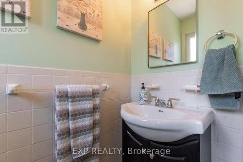 922 Notre Dame Drive, London, ON - Indoor Photo Showing Bathroom