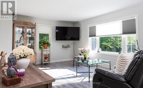 7458 5Th Line, Essa, ON - Indoor Photo Showing Living Room