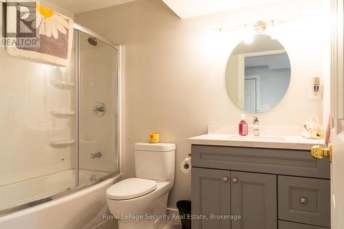 7458 5Th Line, Essa, ON - Indoor Photo Showing Bathroom