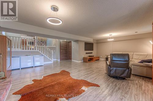 46 Vesper Court, Hamilton (Stoney Creek Mountain), ON - Indoor Photo Showing Living Room