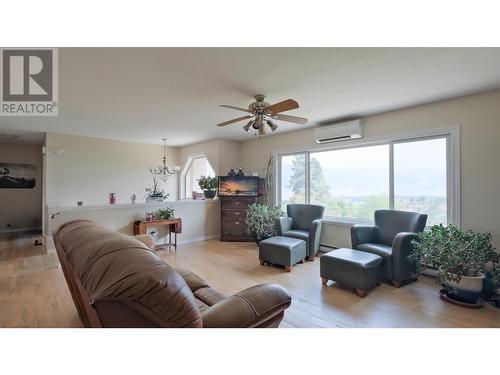 5711 White Street, Summerland, BC - Indoor Photo Showing Living Room