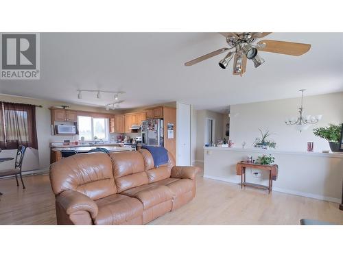 5711 White Street, Summerland, BC - Indoor Photo Showing Living Room