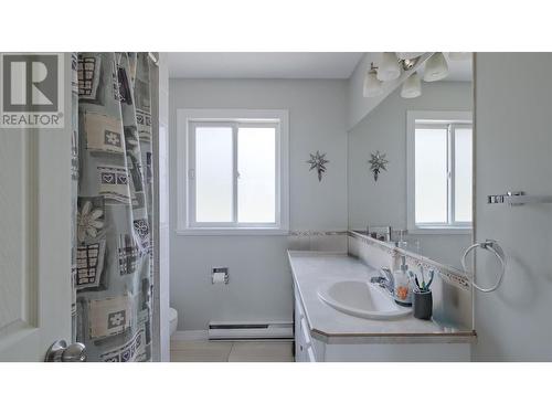 5711 White Street, Summerland, BC - Indoor Photo Showing Bathroom