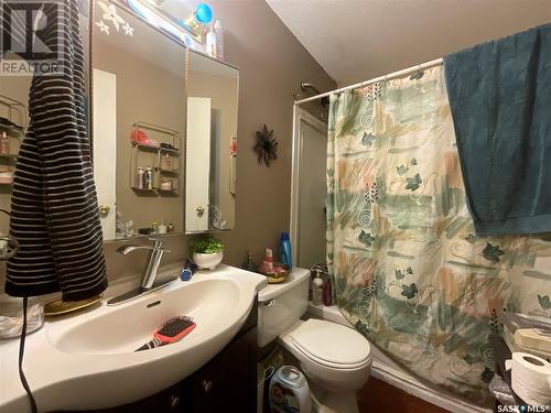 2221 Robinson Street, Regina, SK - Indoor Photo Showing Bathroom