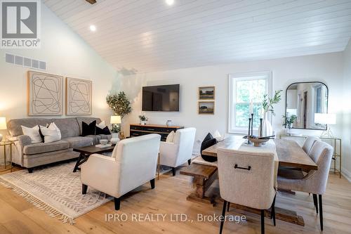 26010 Mccowan Road, Georgina (Sutton & Jackson'S Point), ON - Indoor Photo Showing Living Room