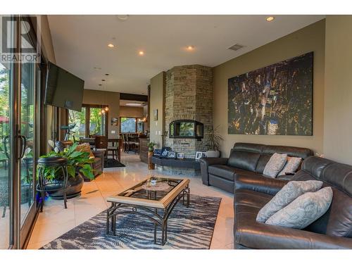 59 Johnstone  Road, Nelson, BC - Indoor Photo Showing Living Room