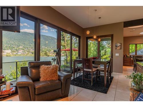 59 Johnstone  Road, Nelson, BC - Indoor Photo Showing Living Room