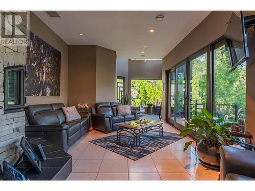 59 Johnstone  Road, Nelson, BC - Indoor Photo Showing Living Room