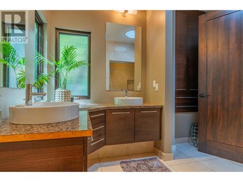 59 Johnstone  Road, Nelson, BC - Indoor Photo Showing Bathroom