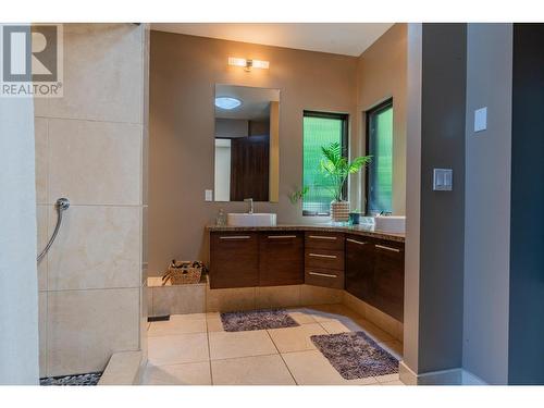 59 Johnstone  Road, Nelson, BC - Indoor Photo Showing Bathroom