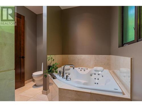 59 Johnstone  Road, Nelson, BC - Indoor Photo Showing Bathroom