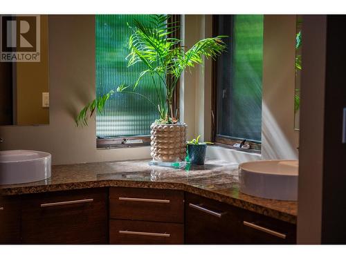 59 Johnstone  Road, Nelson, BC - Indoor Photo Showing Bathroom