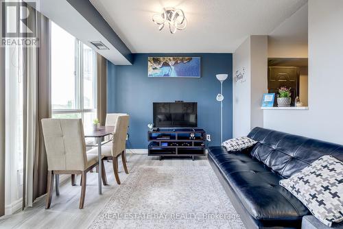 612 - 3077 Weston Road N, Toronto (Humberlea-Pelmo Park), ON - Indoor Photo Showing Living Room