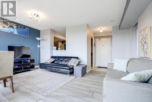 612 - 3077 Weston Road N, Toronto (Humberlea-Pelmo Park), ON - Indoor Photo Showing Living Room