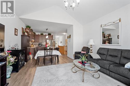 23 Cosmopolitan Common, St. Catharines, ON - Indoor Photo Showing Living Room