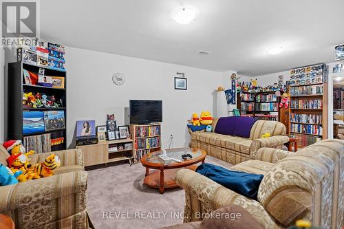 23 Cosmopolitan Common, St. Catharines, ON - Indoor Photo Showing Living Room