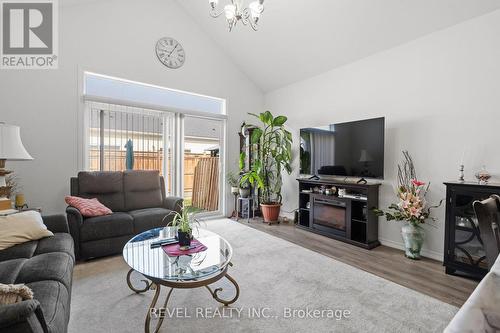 23 Cosmopolitan Common, St. Catharines, ON - Indoor Photo Showing Living Room