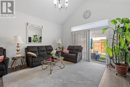 23 Cosmopolitan Common, St. Catharines, ON - Indoor Photo Showing Living Room