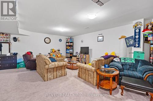 23 Cosmopolitan Common, St. Catharines, ON - Indoor Photo Showing Living Room