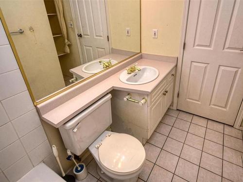 210-930 Yates St, Victoria, BC - Indoor Photo Showing Bathroom