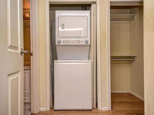 210-930 Yates St, Victoria, BC - Indoor Photo Showing Laundry Room