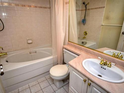 210-930 Yates St, Victoria, BC - Indoor Photo Showing Bathroom