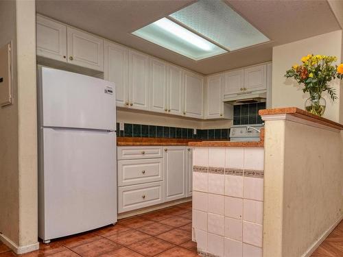 210-930 Yates St, Victoria, BC - Indoor Photo Showing Kitchen