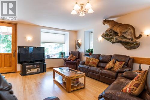 6302 Marsden  Road, Nelson, BC - Indoor Photo Showing Living Room