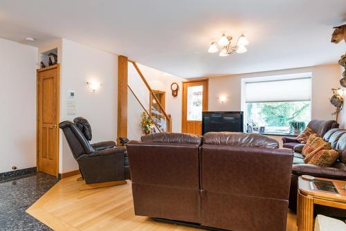 6302 Marsden Road, Nelson, BC - Indoor Photo Showing Living Room