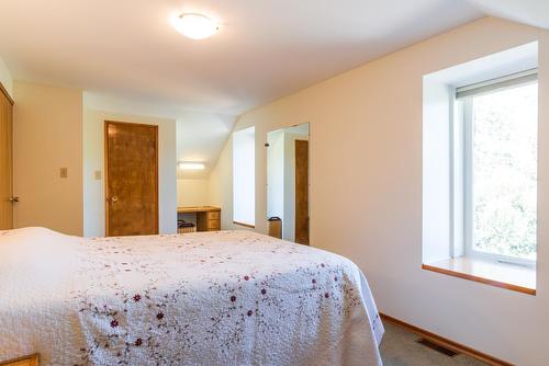 6302 Marsden Road, Nelson, BC - Indoor Photo Showing Bedroom