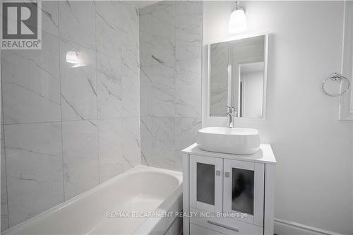 27 East 26Th Street, Hamilton (Eastmount), ON - Indoor Photo Showing Bathroom