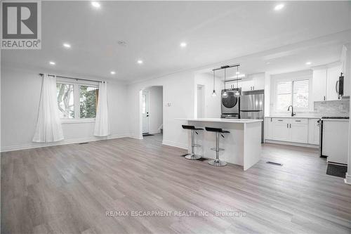 27 East 26Th Street, Hamilton (Eastmount), ON - Indoor Photo Showing Kitchen With Upgraded Kitchen