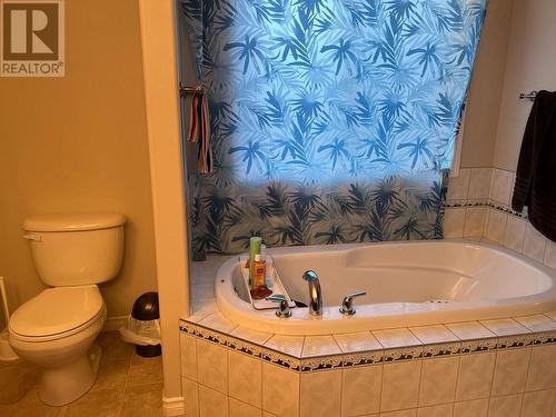 681 Renshaw Road, Kelowna, BC - Indoor Photo Showing Bathroom