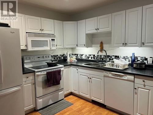 681 Renshaw Road, Kelowna, BC - Indoor Photo Showing Kitchen With Stainless Steel Kitchen