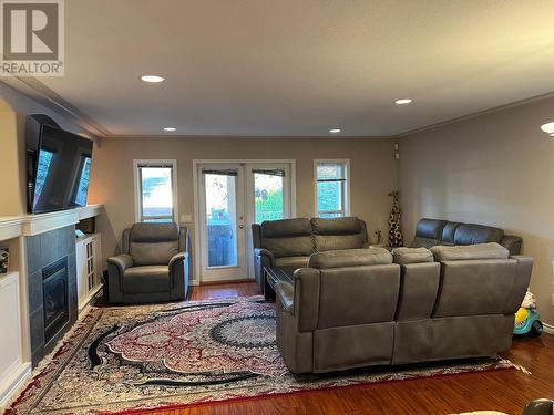 681 Renshaw Road, Kelowna, BC - Indoor Photo Showing Living Room With Fireplace